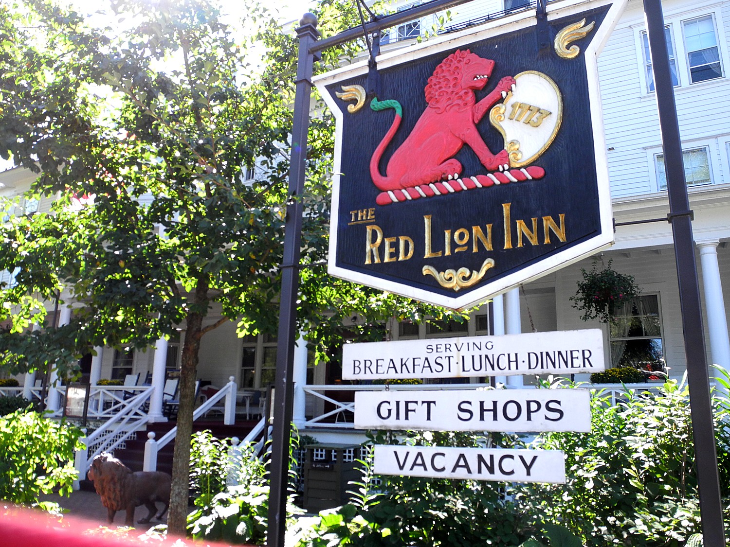 The historic Red Lion Inn, Stockbridge, MA, immortalized in Norman Rockwell's painting © 2016 Karen Rubin/news-photos-features.com
