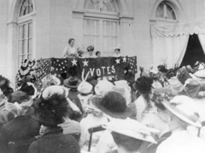 Women's Suffrage Rally at Alva Vanderbilt Belmont’s Marble House, Newport, Rhode Island, 1914 (credit: The Preservation Society of Newport County)