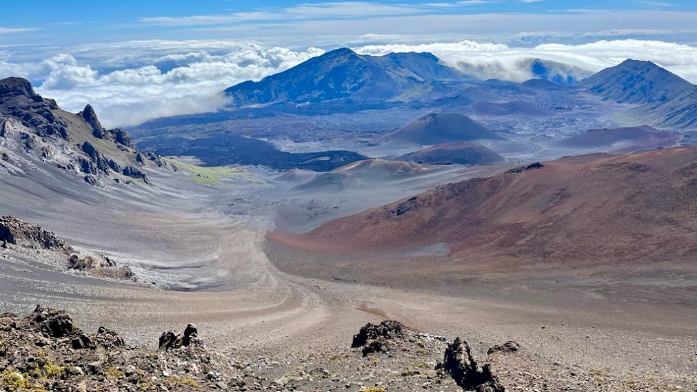 Hawaii Governor Urges Tourists to Return to Maui to Boost Economy